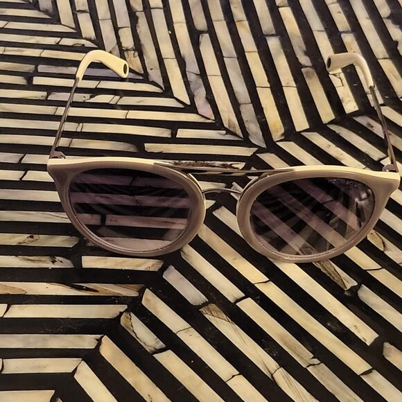 HENRI BENDEL HB806S Zoey 041 Sunglasses main image 10